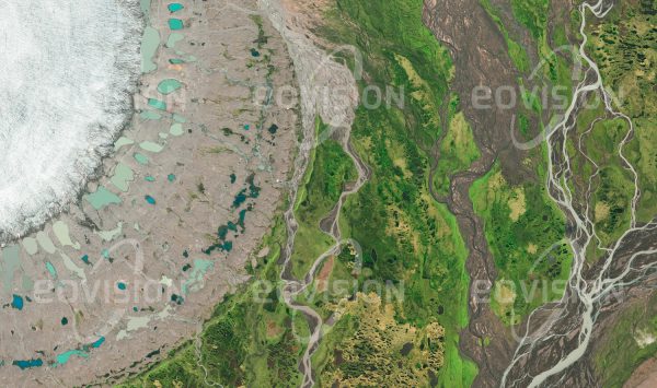 Das Satellitenbild "MÚLAJÖKULL - Island" ist dem Bildband "WASSER - Entdeckung des Blauen Planeten" entnommen. Bildbeschreibung: Der Múlajökull ist ein Ausläufer des drittgrößten Gletschers Islands, des Hofsjökull, der den größten aktiven Vulkan im Zentrum der Insel bedeckt. Wie die konzentrischen Moränen um den Gletscherrand mit ihren zahlreichen kleinen Seen zeigen, zieht sich dieser Gletscher zurück. Hier grenzt das Moorgebiet Thjórsáver mit der weltweit größten Brutkolonie der Kurzschnabelgans an.