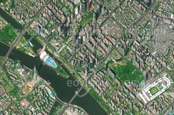 Das Satellitenbild "GUANGZHOU - China" ist dem Bildband "NEW HUMAN FOOTPRINT - Unsere Welt im Umbruch" entnommen. Bildbeschreibung: Mit seiner Lage nahe der Mündung des Perlflusses war das früher als Kanton bezeichnete Guangzhou seit jeher ein wichtiger Industrie- und Handelsstandort und war auch einer der Endpunkte der Seidenstraße. Bis zur Mitte des 19. Jahrhunderts war es der einzige für Ausländer zugängliche Hafen Chinas. Heute ist Guangzhou die dritt­größte Stadt Chinas. Der Canton Tower ist mit 604 Metern Höhe das vierthöchste Bauwerk der Erde.