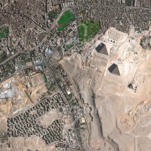 Das Satellitenbild "GIZEH - Ägypten" ist dem Bildband "NEW HUMAN FOOTPRINT - Unsere Welt im Umbruch" entnommen. Bildbeschreibung: Zu den spektakulärsten Spuren alter Zivili­sationen, die auch aus dem All sichtbar sind, gehören die Pyramiden der ägyptischen Hochkulturen. Fünf Kilometer südwestlich des Kairoer Stadtzentrums, am Rand der Wüste über dem Niltal gelegen, waren die drei vor 4500 Jahren erbauten großen Py­ramiden schon Teil der sieben Weltwunder der Antike. Die von der Sphinx begleiteten Grabmäler der Pharaonen Cheops, Chefren und Mykerinos lösen durch ihre Größe auch heute noch Staunen aus, wobei die genaue Vorgangsweise beim Bau nach wie vor unbekannt ist.
