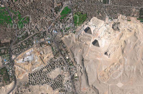 Das Satellitenbild "GIZEH - Ägypten" ist dem Bildband "NEW HUMAN FOOTPRINT - Unsere Welt im Umbruch" entnommen. Bildbeschreibung: Zu den spektakulärsten Spuren alter Zivili­sationen, die auch aus dem All sichtbar sind, gehören die Pyramiden der ägyptischen Hochkulturen. Fünf Kilometer südwestlich des Kairoer Stadtzentrums, am Rand der Wüste über dem Niltal gelegen, waren die drei vor 4500 Jahren erbauten großen Py­ramiden schon Teil der sieben Weltwunder der Antike. Die von der Sphinx begleiteten Grabmäler der Pharaonen Cheops, Chefren und Mykerinos lösen durch ihre Größe auch heute noch Staunen aus, wobei die genaue Vorgangsweise beim Bau nach wie vor unbekannt ist.