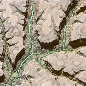 Das Satellitenbild "AL-KHURAIBAH - Jemen" ist dem Bildband "NEW HUMAN FOOTPRINT - Unsere Welt im Umbruch" entnommen. Bildbeschreibung: Die gebirgige Region im Hadramaut liegt zwischen 2000 bis 2500 Metern Höhe. Die Gebirgsdecke wird von Sedimentlagen gebildet, die infolge der Erosion wie Höhenlinien erscheinen. Nur am Grund der Wadis ist Wasser zu finden, daher sind nur die Täler besiedelt. Die fruchtbarsten Bereiche im Talgrund werden für den Anbau von Sorghum, Mais und Kath genutzt.