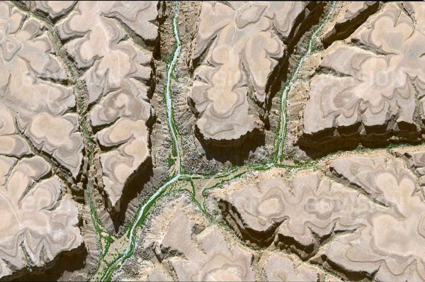 Das Satellitenbild "AL-KHURAIBAH - Jemen" ist dem Bildband "NEW HUMAN FOOTPRINT - Unsere Welt im Umbruch" entnommen. Bildbeschreibung: Die gebirgige Region im Hadramaut liegt zwischen 2000 bis 2500 Metern Höhe. Die Gebirgsdecke wird von Sedimentlagen gebildet, die infolge der Erosion wie Höhenlinien erscheinen. Nur am Grund der Wadis ist Wasser zu finden, daher sind nur die Täler besiedelt. Die fruchtbarsten Bereiche im Talgrund werden für den Anbau von Sorghum, Mais und Kath genutzt.
