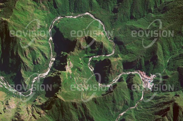 Das Satellitenbild "MACHU PICCHU - Peru" ist dem Bildband "NEW HUMAN FOOTPRINT - Unsere Welt im Umbruch" entnommen. Bildbeschreibung: Knapp 80 Kilometer nordwestlich von Cuzco, der Hauptstadt des Inkareiches, wurde etwa um das Jahr 1450 in 2430 Metern Höhe eine Festung errichtet, die jedoch schon nach weniger als 100 Jahren als Folge der spanischen Eroberungszüge wieder verlassen wurde. Heute ist die Stadt die meistbesuchte Sehenswürdigkeit Perus.