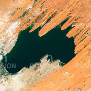Das Satellitenbild "OUNIANGA KÉBIR - Tschad" ist dem Bildband "NEW HUMAN FOOTPRINT - Unsere Welt im Umbruch" entnommen. Bildbeschreibung: Die Oasenstadt Ounianga Kébir liegt in der Region Ennedi in der Sahara. Hier befinden sich mit den Ouniangaseen die größten Wasserflächen der Sahara, Reste eines einst deutlich größeren Sees, der auch den Tschadsee einschloss. Ounianga Kébir liegt am Yoa-See, dem größten dieser Seen. Die besonderen hydrogeologischen Verhältnisse der Region verhindern die Versalzung der Seen trotz der starken Verdunstung von mehr als 6000 Millimetern Wasser pro Jahr. Die Größe und Form der Seen wird von Wanderdünen beeinflusst, die von den vorherrschenden Nordostwinden verlagert werden. Spuren des Menschen reichen hier bis weit in vorgeschichtliche Zeiten zurück, als die Sahara noch keine Wüste war.