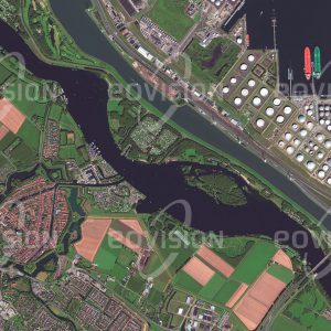Das Satellitenbild "BRIELLE - Niederlande" ist dem Bildband "NEW HUMAN FOOTPRINT - Unsere Welt im Umbruch" entnommen. Bildbeschreibung: Die historische Altstadt von Brielle fällt in der Sicht von oben durch die gut erhaltenen Verteidigungsanlagen mit ihren Basteien und dem Wassergraben auf. In der Nähe des Hafens von Rotterdam gelegen bildet sie einen interessanten Kontrast zu dessen ausgedehnten Infrastruktureinrichtun­gen. Rotterdam beherbergt den größten Seehafen Europas und ist damit für die Nie­derlande ein bedeutender Wirtschaftsfaktor. Von besonderer Bedeutung ist der Hafen für den Transport von Erdöl nach Europa. Mehr als 100 Millionen Tonnen Erdöl werden hier zur Hälfte in den Raffinerien am Hafen verarbeitet, der Rest wird über Pipelines zu Raffinerien in West- und Mitteleuropa gepumpt.