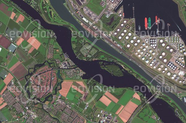 Das Satellitenbild "BRIELLE - Niederlande" ist dem Bildband "NEW HUMAN FOOTPRINT - Unsere Welt im Umbruch" entnommen. Bildbeschreibung: Die historische Altstadt von Brielle fällt in der Sicht von oben durch die gut erhaltenen Verteidigungsanlagen mit ihren Basteien und dem Wassergraben auf. In der Nähe des Hafens von Rotterdam gelegen bildet sie einen interessanten Kontrast zu dessen ausgedehnten Infrastruktureinrichtun­gen. Rotterdam beherbergt den größten Seehafen Europas und ist damit für die Nie­derlande ein bedeutender Wirtschaftsfaktor. Von besonderer Bedeutung ist der Hafen für den Transport von Erdöl nach Europa. Mehr als 100 Millionen Tonnen Erdöl werden hier zur Hälfte in den Raffinerien am Hafen verarbeitet, der Rest wird über Pipelines zu Raffinerien in West- und Mitteleuropa gepumpt.