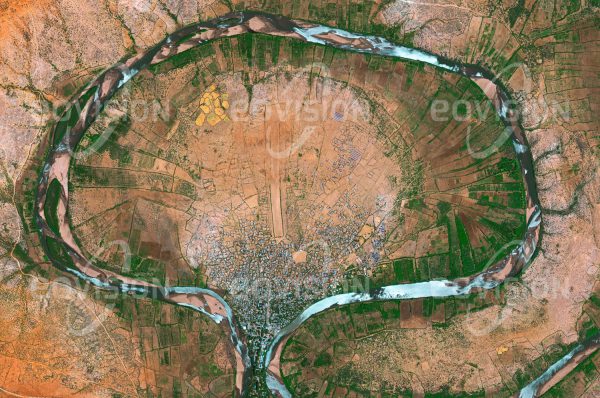 Das Satellitenbild "LUUQ - Somalia" ist dem Bildband "NEW HUMAN FOOTPRINT - Unsere Welt im Umbruch" entnommen. Bildbeschreibung: Die somalische Stadt Luuq liegt auf einer Einschnürung des Juba-Flusses, der die Stadt fast vollständig umfließt. Entlang des Flusses ziehen sich fruchtbare Obstgärten hin, während sich in größeren Entfernungen vom Fluss der Wassermangel im trockenen Klima auswirkt. Als eine der ältesten beste­henden Siedlungen in Somalia war sie auch Heimatstadt des somalischen Präsidenten Siad Barre. Während der ersten Hälfte des 20. Jahrhunderts war Luuq Teil der Kolonie Italienisch-Somaliland.