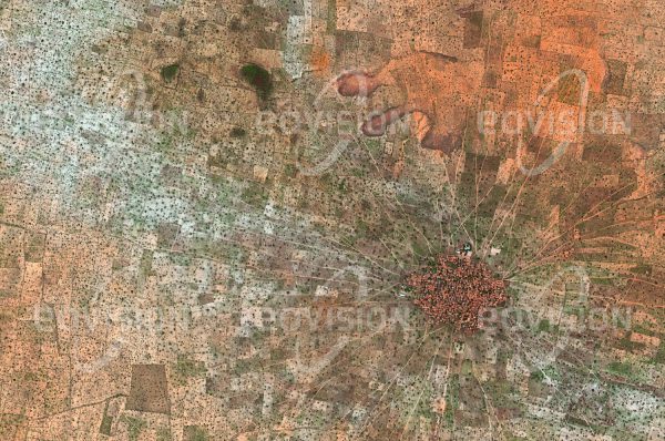 Das Satellitenbild "MAGARIA TOUNKOUR - Niger" ist dem Bildband "NEW HUMAN FOOTPRINT - Unsere Welt im Umbruch" entnommen. Bildbeschreibung: Die Sahel-Zone erstreckt sich südlich der Sahara über die ganze Breite Nordafrikas. Immer wieder treten längere Dürrezeiten auf, die das Überleben der Menschen bedrohen. Auch hier, 500 Kilometer westlich des Tschadsees, wirkte sich die letzte Dürrephase um 2010 stark aus. Eine Folge von Dürren und Bürgerkriegen sind ausgeprägte Abwanderungstendenzen.
