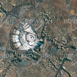 Das Satellitenbild "MEKKA - Saudi-Arabien" ist dem Bildband "NEW HUMAN FOOTPRINT - Unsere Welt im Umbruch" entnommen. Bildbeschreibung: In der saudi-arabischen Stadt Mekka, Geburtsort Mohammeds, befindet sich die Al-Haram-Moschee, mit der Kaaba die hei­ligste Stätte der islamischen Welt. Mehr als zwei Millionen Pilger kommen während der Hadsch. Die Moschee wurde in den vergan­genen Jahren auf ein Fassungsvermögen von 1,2 Millionen Menschen erweitert, wobei im Zuge der umfangreichen Bautätigkeiten zahlreiche historische Gebäude zerstört wurden. Mit dem Mecca Royal Clock Tower steht das derzeit dritthöchste Gebäude der Welt in Mekka.