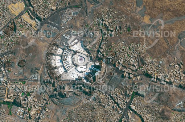 Das Satellitenbild "MEKKA - Saudi-Arabien" ist dem Bildband "NEW HUMAN FOOTPRINT - Unsere Welt im Umbruch" entnommen. Bildbeschreibung: In der saudi-arabischen Stadt Mekka, Geburtsort Mohammeds, befindet sich die Al-Haram-Moschee, mit der Kaaba die hei­ligste Stätte der islamischen Welt. Mehr als zwei Millionen Pilger kommen während der Hadsch. Die Moschee wurde in den vergan­genen Jahren auf ein Fassungsvermögen von 1,2 Millionen Menschen erweitert, wobei im Zuge der umfangreichen Bautätigkeiten zahlreiche historische Gebäude zerstört wurden. Mit dem Mecca Royal Clock Tower steht das derzeit dritthöchste Gebäude der Welt in Mekka.
