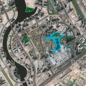 Das Satellitenbild "DUBAI - Vereinigte Arabische Emirate" ist dem Bildband "NEW HUMAN FOOTPRINT - Unsere Welt im Umbruch" entnommen. Bildbeschreibung: Der 828 Meter hohe Turm ist seit seiner Fertigstellung im Jahr 2010 das höchste Gebäude der Welt und hatte seither bereits eine Reihe von Auftritten in internationalen Kinoproduktionen zu verzeichnen. Als Ikone des technischen Fortschritts steht der Burj Khalifa beispielhaft für den enormen ökologi­schen Fußabdruck der Städte am Persischen Golf mit ihren massive Eingriffen entlang der Küste. Die extreme Lage des Gebäudes im Wüstenklima ist mit einem hohen Aufwand für die Wasserversorgung und Kühlung ver­bunden. Die Kühlaggregate verbrauchen bei heißem Wetter bis zu 46 Megawatt Leistung.