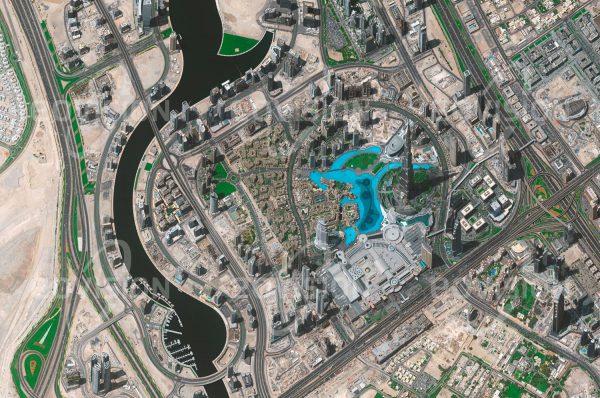 Das Satellitenbild "DUBAI - Vereinigte Arabische Emirate" ist dem Bildband "NEW HUMAN FOOTPRINT - Unsere Welt im Umbruch" entnommen. Bildbeschreibung: Der 828 Meter hohe Turm ist seit seiner Fertigstellung im Jahr 2010 das höchste Gebäude der Welt und hatte seither bereits eine Reihe von Auftritten in internationalen Kinoproduktionen zu verzeichnen. Als Ikone des technischen Fortschritts steht der Burj Khalifa beispielhaft für den enormen ökologi­schen Fußabdruck der Städte am Persischen Golf mit ihren massive Eingriffen entlang der Küste. Die extreme Lage des Gebäudes im Wüstenklima ist mit einem hohen Aufwand für die Wasserversorgung und Kühlung ver­bunden. Die Kühlaggregate verbrauchen bei heißem Wetter bis zu 46 Megawatt Leistung.