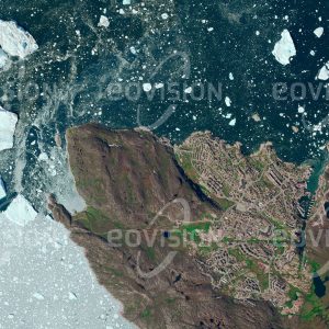 Das Satellitenbild "ILULISSAT - Grönland" ist dem Bildband "NEW HUMAN FOOTPRINT - Unsere Welt im Umbruch" entnommen. Bildbeschreibung: Nördlich des Polarkreises sind die Lebensbe­dingungen für Menschen hart. Ilulissat liegt am Nordufer der Mündung des Ilulissat Eisfjords, in den der Gletscher Jakobshavn Isbrae mündet. Dieser ist mit einer Fließge­schwindigkeit von 20-35 Metern pro Tag ei­ner der am schnellsten fließenden Gletscher Grönlands und liefert ständig große Mengen von Eisbergen. Daher stammt auch der Name der Stadt: Ilulissat bedeutet Eisberge. Wegen der spektakulären Drift der Eisberge hat sich Ilulissat zur wichtigsten Tourismus­destination in Grönland entwickelt.