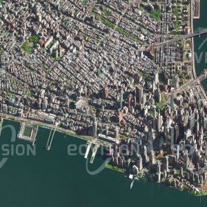 Das Satellitenbild "MANHATTAN - NEW YORK  - USA" ist dem Bildband "NEW HUMAN FOOTPRINT - Unsere Welt im Umbruch" entnommen. Bildbeschreibung: Manhattan, das auf auf einer Insel zwischen dem Hudson River und dem East River gelegene Zentrum New Yorks, ist spätestens seit dem Anfang des 20. Jahrhunderts der Prototyp der modernen Großstadt. Die Süd­spitze Manhattans hat sich mit ihrem felsi­gen Untergrund als Standort für zahlreiche Wolkenkratzer bewährt. Im Bild ist das neue World Trade Center gut sichtbar, neben dem die quadratischen Grundrisse der ursprüngli­chen, 2001 durch einen Terroranschlag zer­störten Türme in ein Denkmal für die Opfer des Anschlags umgewandelt wurden.