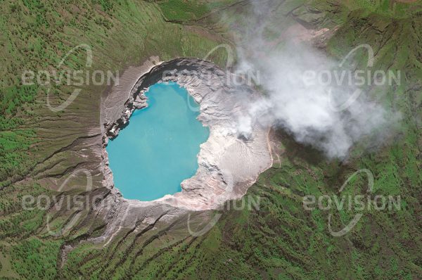 Das Satellitenbild "KAWAH IJEN - Indonesien" ist dem Bildband "NEW HUMAN FOOTPRINT - Unsere Welt im Umbruch" entnommen. Bildbeschreibung: In vielen Teilen der Welt ist Bergbau nach wie vor ein gefährliches, körperlich fordern­des Unternehmen. Der Ijen-Vulkan befindet sich auf Ostjava in einer großen Caldera. Die Farbe des Sees in seinem Krater wird vom Säuregehalt des Wassers bestimmt. Am Innenhang des Kraters erstarrter Schwefel wird von etwa 200 Bergleuten gewonnen, welche die herausgebrochenen Schwefel­platten in Körben über den Kraterrand zum drei Kilometer entfernten Verkaufspunkt schleppen. Auf diese Weise werden täglich etwa 14 Tonnen Schwefel produziert.
