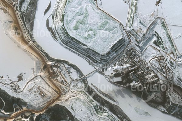 Das Satellitenbild "FORT MCMURRAY - Kanada" ist dem Bildband "NEW HUMAN FOOTPRINT - Unsere Welt im Umbruch" entnommen. Bildbeschreibung: Am Zusammenfluss des Athabasca Rivers und des Clearwater Ri­vers gelegen ist Fort McMurray ein Zentrum der Ölsandförderung in Kanada. Wie die Satellitenaufnahme zeigt, ist die Ölförderung mit großflächigen Eingriffen in die Vegetation und in die Land­schaft der Region verbunden. Nicht nur die unmittelbaren Zerstö­rungen der Landschaft, sondern auch die Belastung der Flüsse der Region durch Verunreinigungen tragen dazu bei.