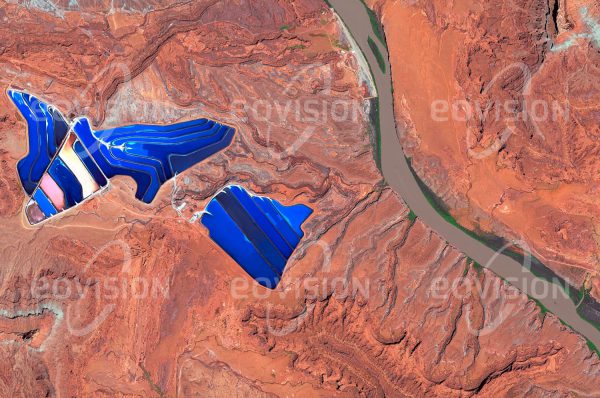 Das Satellitenbild "MOAB - USA" ist dem Bildband "NEW HUMAN FOOTPRINT - Unsere Welt im Umbruch" entnommen. Bildbeschreibung: Inmitten der unwirtlichen Felsenlandschaft Utahs liegen zwischen dem Arches National Park und dem Canyonlands National Park die Potash Ponds. Dabei handelt es sich um Verdamp­fungsbecken, die der Gewinnung von Kalium dienen. Die leuchtenden Farben entstehen dadurch, dass zur Erhöhung der Verdunstungsrate blauer Farbstoff beigegeben wird.
