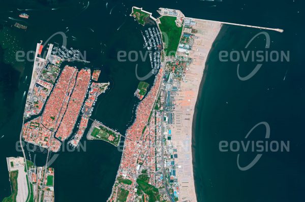 Das Satellitenbild "CHIOGGIA - Italien" ist dem Bildband "NEW HUMAN FOOTPRINT - Unsere Welt im Umbruch" entnommen. Bildbeschreibung: Chioggia, am südlichen Rand der Lagune von Venedig gelegen, existiert bereits seit der Zeit der Römer. Ähnlich wie das deutlich größere Venedig ist die Stadt auf Inseln erbaut und weist auch wie dieses ein Kanalnetz auf. Bis heute ist die Fischerei wichtig, wobei der Badetourismus am vorgelagerten Strand von Sottomarina eine weitere wichtige Einnahmequelle darstellt.