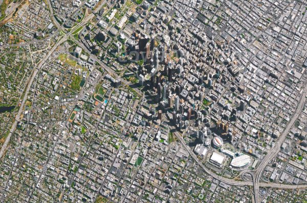 Das Satellitenbild "LOS ANGELES - USA" ist dem Bildband "NEW HUMAN FOOTPRINT - Unsere Welt im Umbruch" entnommen. Bildbeschreibung: Downtown Los Angeles ist das Wirtschaftszentrum der Stadt. Der vergleichsweise geringen Zahl von weniger als 60.000 Einwohnern stehen mehr als 500.000 Arbeitsplätze in diesem Distrikt gegenüber. Bis zum Jahr 1958 war in Los Angeles der Bau von höheren Gebäuden nicht erlaubt, erst seit der Jahrtausendwende wurde eine größere Zahl von Wolkenkratzern im Stadt­zentrum fertig gestellt. Los Angeles ist fast vollständig auf den Autoverkehr ausgerich­tet. Ein Netzwerk von vielspurigen Highways mit komplexen Kreuzungen durchzieht die Stadt.