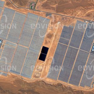 Das Satellitenbild "QUARZAZATE - SOLARKRAFTWERK - Marokko" ist dem Bildband "NEW HUMAN FOOTPRINT - Unsere Welt im Umbruch" entnommen. Bildbeschreibung: Im sonnigen Klima Marokkos soll die Ouarzazate Solar Power Station in der Drâa-Tafilalet-Region südlich des Hohen Atlas nach Fertigstellung eine Spitzenleistung von 580 Megawatt liefern. Noor I und II sind Parabolrinnenkraftwerke, welche die Sonnenenergie in Salzschmel­zen speichern. Die Reinigung der Parabolspiegel ist mit hohem Wasserverbrauch verbunden.