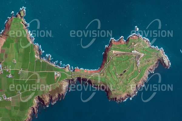 Das Satellitenbild "OLD HEAD OF KINSALE - Irland" ist dem Bildband "NEW HUMAN FOOTPRINT - Unsere Welt im Umbruch" entnommen. Bildbeschreibung: Die Halbinsel an der südirischen Küste mit ihren pittoresken Klippen verdankt ihre Form ihrem geologischen Aufbau: eine härtere Sandsteinschicht liegt über weichem Schiefer, der durch den Wellengang rascher erodiert wird. Im Jahr 1997 wurde die Halb­insel zum Old Head Golf Course umgestaltet, um das touristische Angebot der Region zu erweitern.