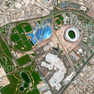 Das Satellitenbild "DOHA - Katar" ist dem Bildband "NEW HUMAN FOOTPRINT - Unsere Welt im Umbruch" entnommen. Bildbeschreibung: Doha, die Hauptstadt des absolutistisch re­gierten Emirates Katar, ist der Prototyp einer modernen arabischen Planstadt. Im Umkreis der bestehenden Stadt entstehen künstliche, zum Teil ins Meer gebaute Stadtteile der Superlative, wie „The Pearl“ und der riesige Komplex des Flughafens. Sie stehen für eine Entwicklung, die in der „Qatar National Vision 2030“ festgelegt wurde und die den Wüstenstaat zu einem der modernsten der Welt machen soll. Vor besondere städtebau­liche Herausforderungen stellt die Errichtung der für die Fußball-Weltmeisterschaft 2022 benötigten Sportstadien.