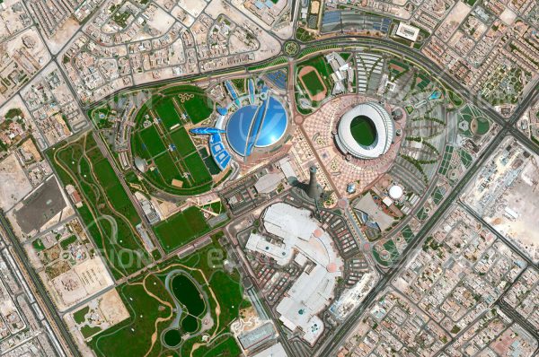 Das Satellitenbild "DOHA - Katar" ist dem Bildband "NEW HUMAN FOOTPRINT - Unsere Welt im Umbruch" entnommen. Bildbeschreibung: Doha, die Hauptstadt des absolutistisch re­gierten Emirates Katar, ist der Prototyp einer modernen arabischen Planstadt. Im Umkreis der bestehenden Stadt entstehen künstliche, zum Teil ins Meer gebaute Stadtteile der Superlative, wie „The Pearl“ und der riesige Komplex des Flughafens. Sie stehen für eine Entwicklung, die in der „Qatar National Vision 2030“ festgelegt wurde und die den Wüstenstaat zu einem der modernsten der Welt machen soll. Vor besondere städtebau­liche Herausforderungen stellt die Errichtung der für die Fußball-Weltmeisterschaft 2022 benötigten Sportstadien.