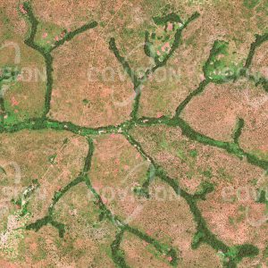 Das Satellitenbild "WOUMBOU - Kamerun" ist dem Bildband "NEW HUMAN FOOTPRINT - Unsere Welt im Umbruch" entnommen. Bildbeschreibung: Wie ein Netz durchziehen die Flusstäler die Savannenlandschaft in Ostkamerun. Dichtere Vegetation ist auf die Talbereiche beschränkt, in denen dauerhaft ausreichend Wasser verfügbar ist. In den erhöhten Berei­chen zwischen den Flussläufen dehnt sich die Savanne aus, deren Vegetation karger und stärker von den jahreszeitlich unter­schiedlichen Niederschlägen abhängig ist. Hier wird extensive Viehzucht betrieben.