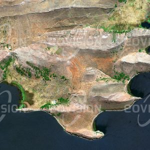 Das Satellitenbild "UMUCHI - Peru" ist dem Bildband "NEW HUMAN FOOTPRINT - Unsere Welt im Umbruch" entnommen. Bildbeschreibung: Im Norden der als Altiplano bezeichneten Hochebene in den Anden liegt an der Grenze zwischen Peru und Bolivien der Titicacasee, der größte See Südamerikas. Mehr als 3800 Meter über dem Meeresspiegel wird an den Hängen um den See Terrassenfeldbau betrieben, durch den die Niederschläge optimal genützt werden können. Dabei werden unter anderem Kartoffeln, Mais und Quinoa angebaut. Diese Region gilt auch als Ausgangspunkt des Kartoffelanbaus.