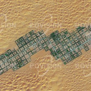 Das Satellitenbild "LIWA - Vereinigte Arabische Emirate" ist dem Bildband "NEW HUMAN FOOTPRINT - Unsere Welt im Umbruch" entnommen. Bildbeschreibung: Die Oase Liwa erstreckt sich in einem 100 Kilometer langen Bogen entlang der arabischen Wüste Rub‘ al-Khali. In der Oase, in der etwa 20.000 Menschen leben, werden vorwiegend Dattelpalmen kultiviert. Zwischen den Palmen stehen zudem Gewächshäuser. In den vergan­genen Jahren wurde die Oase auch als Ausgangsbasis für Wüstentourismus entdeckt.