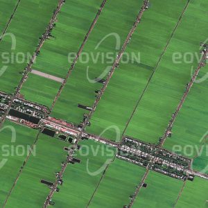 Das Satellitenbild "THANH PHÚ - Vietnam" ist dem Bildband "NEW HUMAN FOOTPRINT - Unsere Welt im Umbruch" entnommen. Bildbeschreibung: Dicht an dicht liegen in der Ebene des Mekong-Deltas die Reisfelder. Die Ebene liegt nur wenige Meter über Meeresniveau und ist von zahlreichen Kanälen durchzogen, an denen sich Siedlung an Siedlung reiht. Das mehr als 40.000 Quadratkilometer große Delta, das jedes Jahr den Monsun-Fluten ausgesetzt ist, liefert mehr als die Hälfte der Reisproduktion Vietnams.