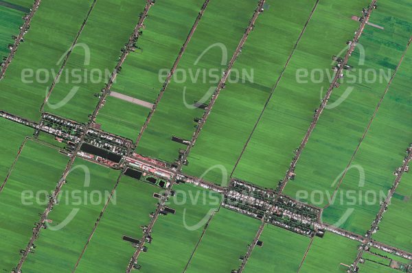 Das Satellitenbild "THANH PHÚ - Vietnam" ist dem Bildband "NEW HUMAN FOOTPRINT - Unsere Welt im Umbruch" entnommen. Bildbeschreibung: Dicht an dicht liegen in der Ebene des Mekong-Deltas die Reisfelder. Die Ebene liegt nur wenige Meter über Meeresniveau und ist von zahlreichen Kanälen durchzogen, an denen sich Siedlung an Siedlung reiht. Das mehr als 40.000 Quadratkilometer große Delta, das jedes Jahr den Monsun-Fluten ausgesetzt ist, liefert mehr als die Hälfte der Reisproduktion Vietnams.