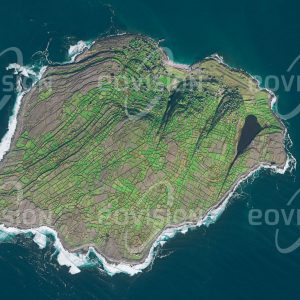 Das Satellitenbild "INISHEER - Irland" ist dem Bildband "NEW HUMAN FOOTPRINT - Unsere Welt im Umbruch" entnommen. Bildbeschreibung: Die kleine Felseninsel Inis Oírr, im Englischen Inisheer, liegt als Teil der Aran Islands vor der Westküste Irlands im Atlantik. Während der Eiszeiten wurde der Kalkfelsen durch Gletscher abgeschliffen, zahlreiche vom Wasser ausgewaschene Spalten durchzie­hen die Karstlandschaft. Da Erde von diesem Untergrund sehr leicht fortgespült wird, haben die Bewohner über Jahrhunderte die gesamte Insel mit Steinmauern überzogen, die den Humus zurückhalten und damit Landwirtschaft ermöglichen. Heute wird die Wirtschaft auf der Insel allerdings immer mehr vom Tourismus dominiert.