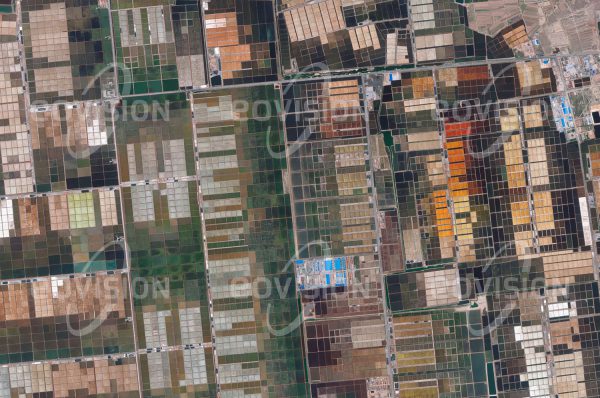 Das Satellitenbild "LAIZHOU - China" ist dem Bildband "NEW HUMAN FOOTPRINT - Unsere Welt im Umbruch" entnommen. Bildbeschreibung: Laizhou im Süden der Bohai-Bucht ist für ihren Reichtum an Rasiermuscheln und Schwimmkrabben bekannt. Der flache Uferbereich wird für die Gewinnung von Salz in Verdampfungsbecken genutzt, darüber hinaus werden hier umfangreiche Projekte zur Landgewinnung umgesetzt. Laizhou ist überdies für die Produktion von Magnesium und Gold von Bedeutung.