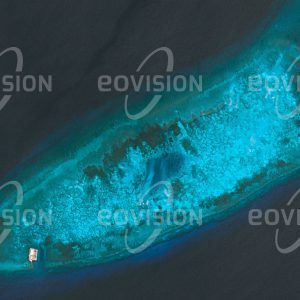 Das Satellitenbild "FIERY CROSS REEF 14June2018 - " ist dem Bildband "NEW HUMAN FOOTPRINT - Unsere Welt im Umbruch" entnommen. Bildbeschreibung: Die beiden Satellitenbilder vom 31. Mai 2014 (oben) und vom 14. Juni 2018 (unten) verdeutlichen, welchen Aufwand Staaten zu treiben gewillt sind, um ihre Interessen zu wahren. Innerhalb weniger Jahre wurde bei den Spratly-Inseln im Südchinesischen Meer ein Korallenriff in eine Insel umgewandelt, auf der eine kleine Stadt samt Sportanlagen mit Fußballplatz und Tennisplätzen errichtet wurde. Sie beherbergt eine Militärgarnison, die über einen eigenen Flughafen mit einem 3,3 km langen Landestreifen verfügt.