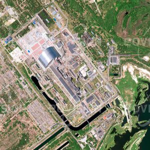 Das Satellitenbild "TSCHERNOBYL - Ukraine" ist dem Bildband "NEW HUMAN FOOTPRINT - Unsere Welt im Umbruch" entnommen. Bildbeschreibung: Das heute ukrainische Prypjat ist ein promi­nentes Beispiel für negative Auswirkungen von Aktivitäten des Menschen auf seine unmittelbare Umwelt. Die Stadt, die erst 1970 für die Arbeiter des Kernkraftwerks Tschernobyl gegründet wurde, musste nach der nuklearen Katastrophe im nur vier Kilometer entfernt gelegenen Kraftwerk im Jahr 1986 aufgegeben werden. Zu diesem Zeitpunkt hatte Prypjat fast 50.000 Einwohner. Um die weitere Verbreitung radio­aktiven Materials zu verhindern, wurden die Kraftwerksruine und der darüber errichtete „Sarkophag“ von einer zusätzlichen Hülle bedeckt, die 2016 auf Schienen über den Reaktor geschoben wurde.