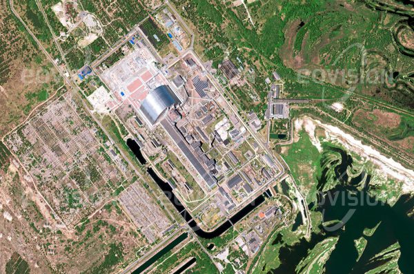 Das Satellitenbild "TSCHERNOBYL - Ukraine" ist dem Bildband "NEW HUMAN FOOTPRINT - Unsere Welt im Umbruch" entnommen. Bildbeschreibung: Das heute ukrainische Prypjat ist ein promi­nentes Beispiel für negative Auswirkungen von Aktivitäten des Menschen auf seine unmittelbare Umwelt. Die Stadt, die erst 1970 für die Arbeiter des Kernkraftwerks Tschernobyl gegründet wurde, musste nach der nuklearen Katastrophe im nur vier Kilometer entfernt gelegenen Kraftwerk im Jahr 1986 aufgegeben werden. Zu diesem Zeitpunkt hatte Prypjat fast 50.000 Einwohner. Um die weitere Verbreitung radio­aktiven Materials zu verhindern, wurden die Kraftwerksruine und der darüber errichtete „Sarkophag“ von einer zusätzlichen Hülle bedeckt, die 2016 auf Schienen über den Reaktor geschoben wurde.