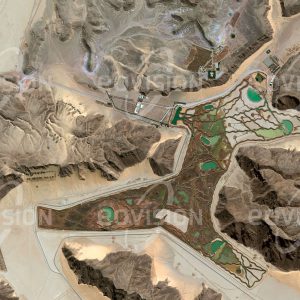 Das Satellitenbild "WADI RUM - Jordanien" ist dem Bildband "NEW HUMAN FOOTPRINT - Unsere Welt im Umbruch" entnommen. Bildbeschreibung: Die am Rand der Wüste gelegene Region um Wadi Rum ist seit vorgeschichtlicher Zeit be­siedelt. Davon künden Felszeichnungen (Pe­troglyphen) und Graffiti. Später wurden hier auch Tempel errichtet, unter anderem von den Nabatäern, die auch die nahe gelegene Felsenstadt Petra erbauten. Heute wird die Region auch für Wüstentourismus genutzt. Das Bild zeigt eine künstliche Oase, die zu einem Palast des jordanischen Königshauses auf einer Erhebung am Rand des Tals gehört.
