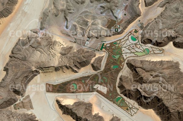 Das Satellitenbild "WADI RUM - Jordanien" ist dem Bildband "NEW HUMAN FOOTPRINT - Unsere Welt im Umbruch" entnommen. Bildbeschreibung: Die am Rand der Wüste gelegene Region um Wadi Rum ist seit vorgeschichtlicher Zeit be­siedelt. Davon künden Felszeichnungen (Pe­troglyphen) und Graffiti. Später wurden hier auch Tempel errichtet, unter anderem von den Nabatäern, die auch die nahe gelegene Felsenstadt Petra erbauten. Heute wird die Region auch für Wüstentourismus genutzt. Das Bild zeigt eine künstliche Oase, die zu einem Palast des jordanischen Königshauses auf einer Erhebung am Rand des Tals gehört.