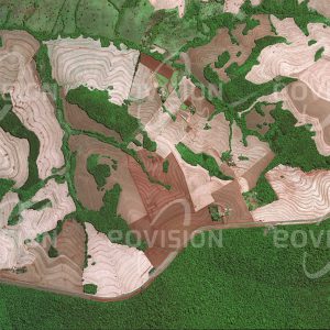 Das Satellitenbild "IGUAZU NATIONALPARK - Brasilien - Argentinien" ist dem Bildband "NEW HUMAN FOOTPRINT - Unsere Welt im Umbruch" entnommen. Bildbeschreibung: Der Gegensatz zwischen Natur- und Kultur­landschaft erscheint oft an der Grenze eines Naturschutzgebietes am deutlichsten. Der Rand des Nationalparks Iguazu, der vor allem für seine Wasserfälle bekannt ist, bildet eine scharfe Grenze, an die sich eine landwirt­schaftliche Fläche mit geringen Waldresten anschließt. Gut zu erkennen ist, wie zur Vermeidung von Bodenerosion die Felder durch Konturpflügen quer zur Hangneigung bewirtschaftet werden. Nur 30 Kilometer entfernt liegt der Itaipu-Staudamm, dessen Kraftwerk mit einer Turbinenleistung von 14 Gigawatt eines der weltweit größten ist.