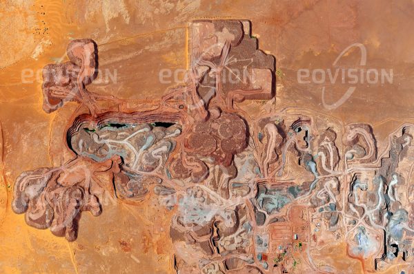Das Satellitenbild "ARLIT MINE - Niger" ist dem Bildband "NEW HUMAN FOOTPRINT - Unsere Welt im Umbruch" entnommen. Bildbeschreibung: Zu diesem Bild gibt es keine Bildbeschreibung