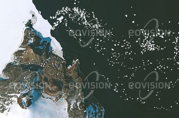 Das Satellitenbild "MCMURDO - Antarktis" ist dem Bildband "NEW HUMAN FOOTPRINT - Unsere Welt im Umbruch" entnommen. Bildbeschreibung: Zu diesem Bild gibt es keine Bildbeschreibung