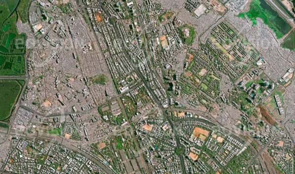 Das Satellitenbild "MUMBAI - Indien" ist dem Bildband "ONE EARTH - Limitierte Auflage" entnommen. Bildbeschreibung: Mumbai, das frühere koloniale Bombay, ist mit 12,5 Millionen Einwohnern die größte Stadt Indiens. Das rasche Anwachsen der Bevölkerung auf das Zehnfache während des 20. Jahrhunderts hat die Stadtverwaltung deutlich überfordert. Mehr als die Hälfte der Einwohner lebt heute ohne entsprechende Infrastruktur in Slums, als deren größter Dharavi mit 300.000 – 1.000.000 Einwohnern gilt.