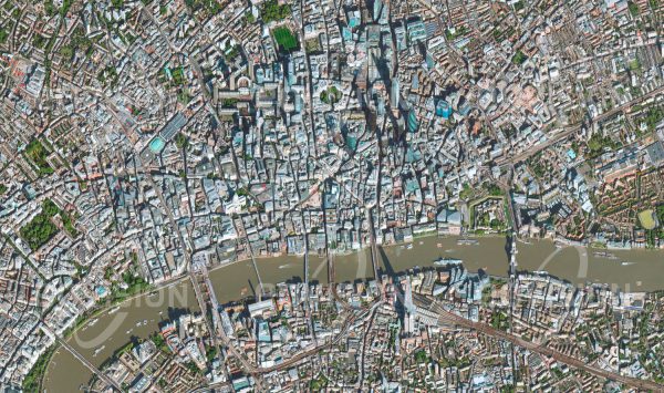 Das Satellitenbild "LONDON - Großbritannien" ist dem Bildband "ONE EARTH - Limitierte Auflage" entnommen. Bildbeschreibung: Die Siedlung, die bereits während der Bronzezeit an einer Furt über die Themse gegründet wurde, hat sich in den vergangenen Jahrhunderten zum Zentrum eines Weltreichs entwickelt. Noch immer ist London Europas wichtigstes Finanzzentrum. Neben geschichtsträchtigen Gebäuden wie dem Tower und der St. Paul's Cathedral stehen neue Wolkenkratzer, die den Bedarf nach Büroflächen abdecken.