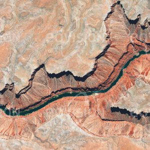 Das Satellitenbild "MARBLE CANYON - USA" ist dem Bildband "UNTOUCHED NATURE - Naturlandschaften in Satellitenbildern" entnommen. Bildbeschreibung: Zwischen dem Lake Powell und dem Grand Canyon verläuft der Colorado River durch den Marble Canyon. Seinen Namen verdankt er nicht dem Material, sondern der Farbenpracht der Abfolge von Sedimentschichten an seinen steilen Wänden. Bis 1968 war hier ein Stau­dammprojekt geplant, dem jedoch wirtschaft­liche und ökologische Argumente entgegen standen. Als Teil des Grand Canyon National­parks ist die spektakuläre Schlucht des Marble Canyons nun ein Ziel für Touristen.