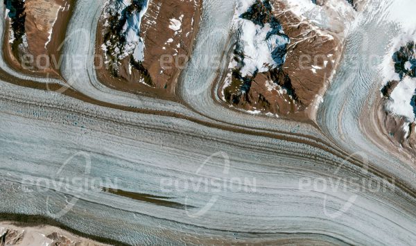 Das Satellitenbild "KAHILTNA GLACIER - USA" ist dem Bildband "UNTOUCHED NATURE - Naturlandschaften in Satellitenbildern" entnommen. Bildbeschreibung: Von dem mit 6194 Metern höchsten Berg Nordamerikas, dem Mount McKinley, reicht der Kahiltna Glacier bis auf eine Seehöhe von 300 Metern herab. Entlang des 60 Kilometer langen Eisstroms mündet eine Reihe von Seitengletschern ein, deren Eiskörper durch den Schutt der Mittelmoränen über viele Kilometer identifiziert werden können. Im Spätsommer ist das dunklere, blanke Eis freigelegt,  Schmelzwasser bildet kleine Seen.