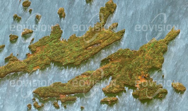 Das Satellitenbild "RAINY LAKE - Kanada" ist dem Bildband "UNTOUCHED NATURE - Naturlandschaften in Satellitenbildern" entnommen. Bildbeschreibung: Mit seinen zahlreichen, von Gletschern geformten und mit Wald bedeckten Inseln ist der Rainy Lake Teil des kanadischen Seensystems, das sich von der Arktis zu den Großen Seen ausdehnt.