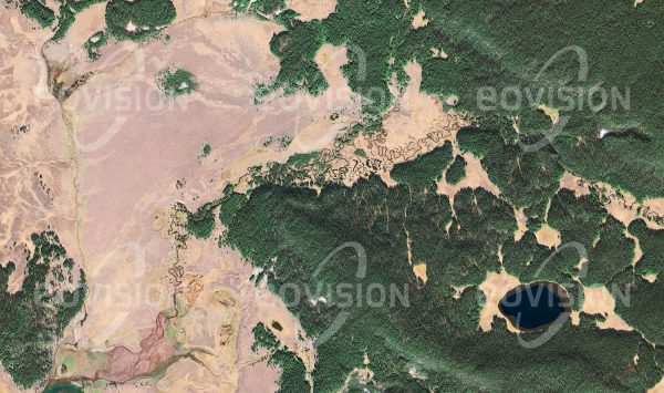 Das Satellitenbild "YELLOWSTONE - USA" ist dem Bildband "UNTOUCHED NATURE - Naturlandschaften in Satellitenbildern" entnommen. Bildbeschreibung: Der vulkanische Ursprung des Gebiets ist an seinen Geysiren und heißen Quellen zu erkennen. Bisons, Grizzlys, Elche und Wölfe bevölkern den 1872 gegründeten ältesten Nationalpark der Erde.