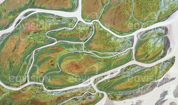 Das Satellitenbild "AVOGON ISLAND - USA" ist dem Bildband "UNTOUCHED NATURE - Naturlandschaften in Satellitenbildern" entnommen. Bildbeschreibung: Das Mündungsgebiet des Yukon River in Alaska, eines der weltgrößten Flussdeltas, ist mit seinen Schwemminseln und Wasserläufen für Meeressäuger.