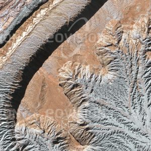 Das Satellitenbild "CAPITOL REEF - USA" ist dem Bildband "UNTOUCHED NATURE - Naturlandschaften in Satellitenbildern" entnommen. Bildbeschreibung: Im trockenen Süden Utahs zieht sich über 160 km die Klippe der Waterpocket Fold durch den Capitol Reef Nationalpark. Die freigelegte Schichtung zeigt 200 Millionen Jahre Erdgeschichte.